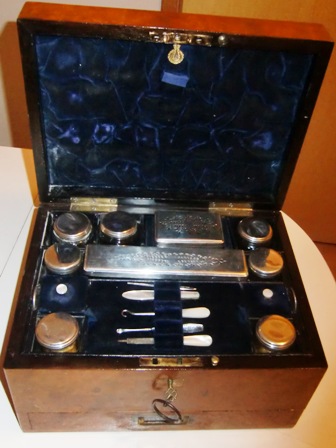 M523M VANITY BOX 1858 BY WILLIAM LUND LONDON BUR YEW